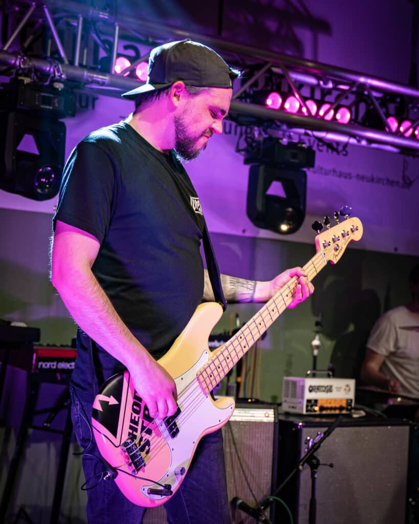 Bassist – Robert Katke – von Theodor STROM auf der Bühne mit Bassgitarre – Band