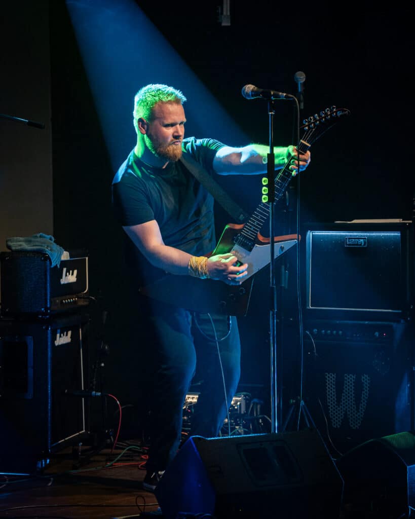 Gitarrist – Benjamin Kettenbeil – von Theodor STROM auf der Bühne mit Gitarre – Band